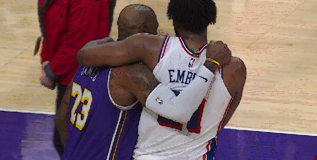 移动体育平台-胜负已定之时 詹姆斯拥抱恩比德 两人有说有笑